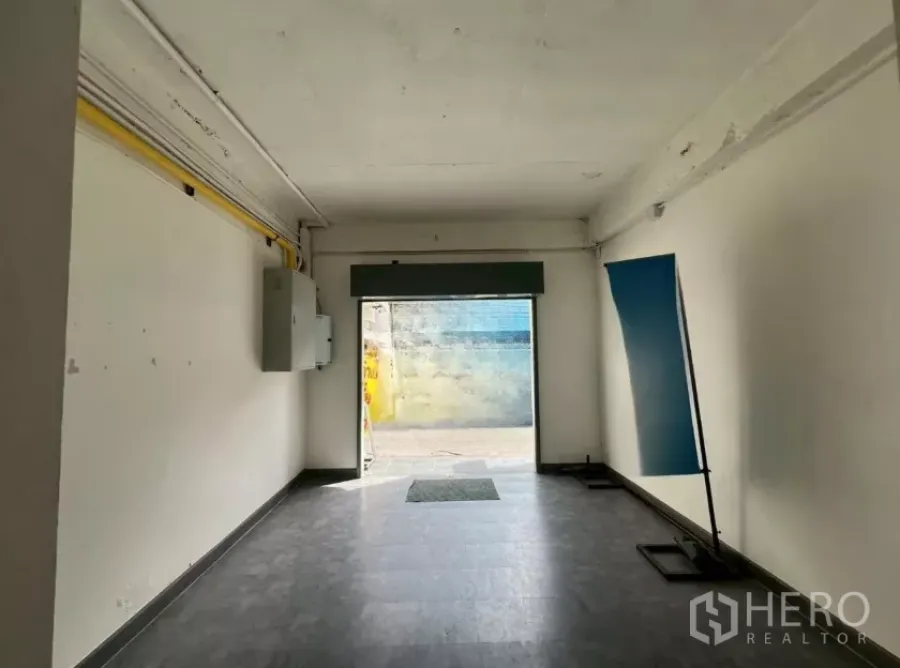 零售空间 出租在Pathum Wan, Bangkok - 一层店铺空间，瓷砖地面，宽敞门面朝小巷，旁有配电箱