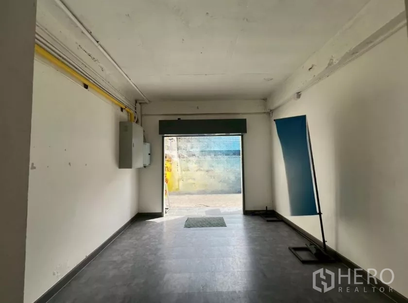 零售空间 出租在Pathum Wan, Bangkok - 一层店铺空间，瓷砖地面，宽敞门面朝小巷，旁有配电箱