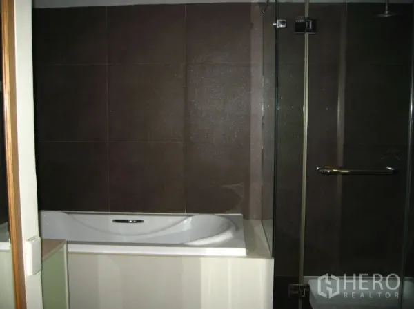 คอนโด ให้เช่าในWatthana, Bangkok - ห้องน้ำพร้อมอ่างอาบน้ำและตู้ฝักบัวกระจก กรุผนังกระเบื้องสีเข้ม
