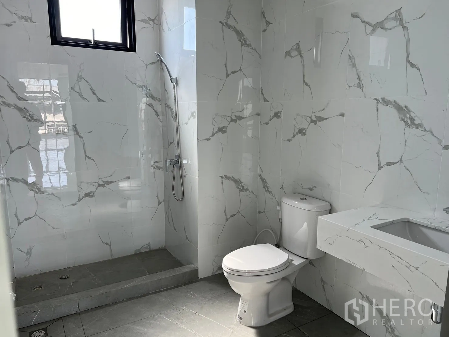 货栈 出租在Bang Sao Thong, Samut Prakan - 现代化卫生间，步入式淋浴、坐便与台盆。