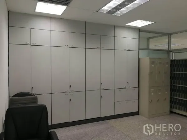 สำนักงาน ให้เช่าในBang Na, Bangkok - ตู้เก็บของบิลท์อินเต็มผนังและตู้ล็อกเกอร์ในห้องสำนักงานสว่าง