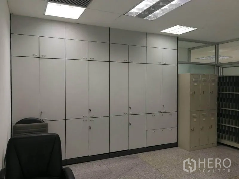 สำนักงาน ให้เช่าในBang Na, Bangkok - ตู้เก็บของบิลท์อินเต็มผนังและตู้ล็อกเกอร์ในห้องสำนักงานสว่าง