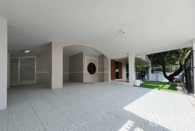 บ้าน ให้เช่าในLam Luk Ka, Pathum Thani - ที่จอดรถในร่มกว้าง เสาโค้ง และพื้นกันลื่น