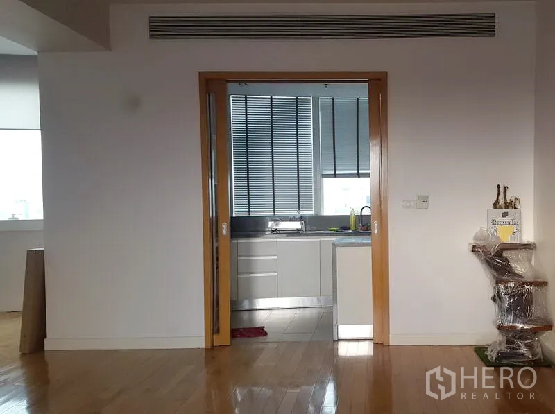 คอนโด ให้เช่าในKhlong Toei, Bangkok - ครัวแบบกึ่งปิดหลังประตูบานเลื่อนไม้ ตู้บิลท์อินและซิงก์สแตนเลส