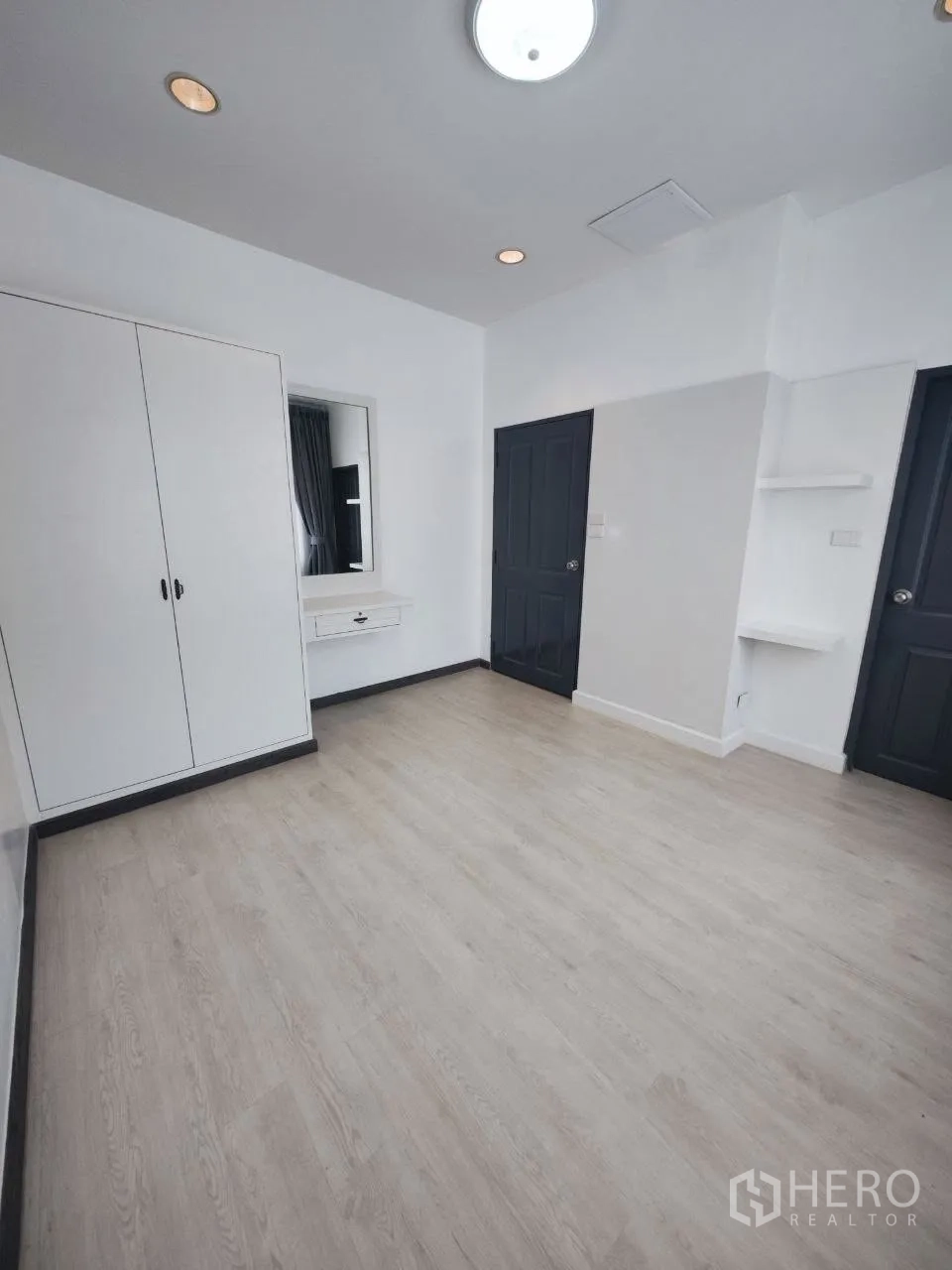 家庭办公室 for rent in Bang Na, Bangkok - 采光充足的房间，带嵌入式衣柜、梳妆台与浅色木地板。