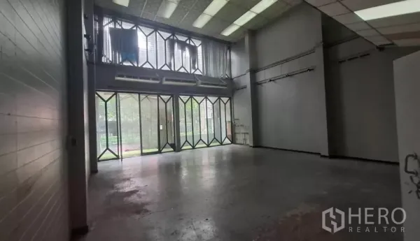 อาคารพาณิชย์ ให้เช่าในWatthana, Bangkok - ชั้นล่างเพดานสูงสไตล์ลอฟต์ พร้อมประตูกระจกบานพับเต็มหน้าอาคาร