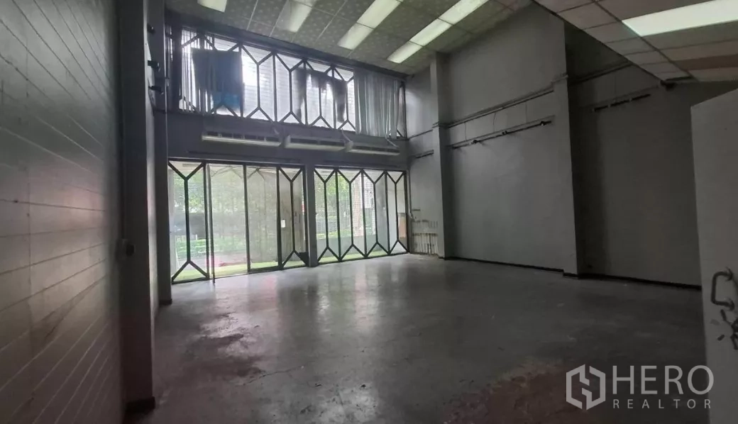 อาคารพาณิชย์ ให้เช่าในWatthana, Bangkok - ชั้นล่างเพดานสูงสไตล์ลอฟต์ พร้อมประตูกระจกบานพับเต็มหน้าอาคาร