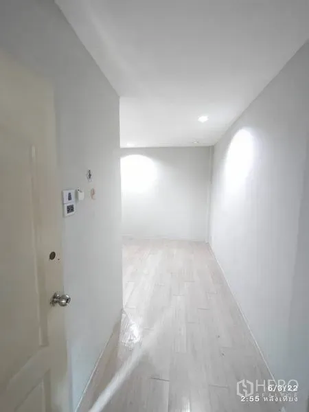 零售空间 出租在Phaya Thai, Bangkok - 狭长房间，嵌灯与浅木地板，适合分隔成功能区。