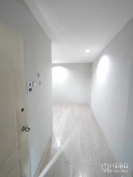 零售空间 出租在Phaya Thai, Bangkok - 狭长房间，嵌灯与浅木地板，适合分隔成功能区。