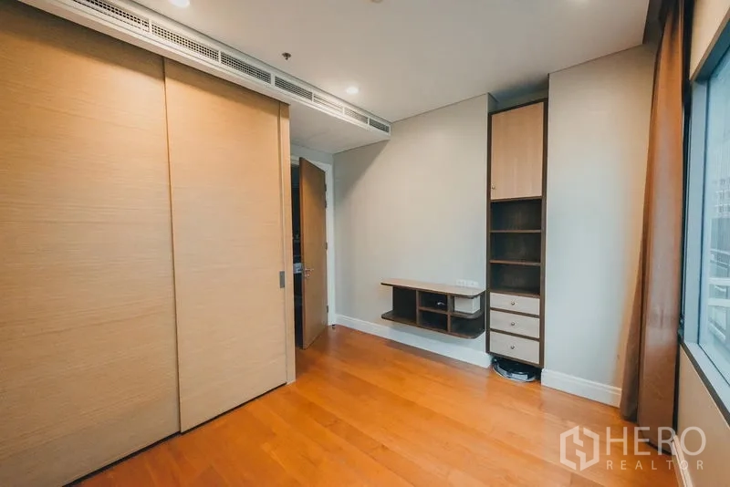 คอนโด ให้เช่าในKhlong Toei, Bangkok - ห้องนอน/ทำงาน ตู้เสื้อผ้าบานเลื่อน ชั้นวางบิวท์อิน พื้นไม้ และหน้าต่าง