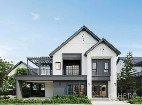 独立式住宅 出售在Bang Phli, Samut Prakan - 独栋别墅正立面，二层阳台、凉棚露台与车道。