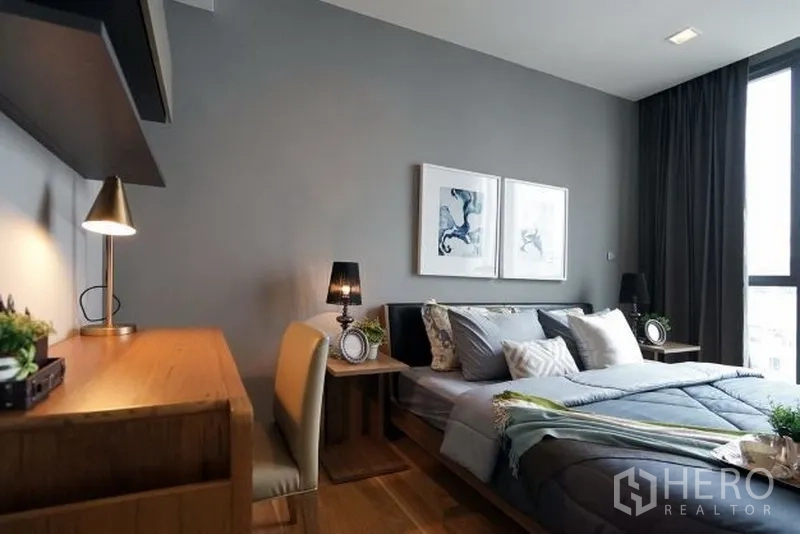 คอนโด ให้เช่าในWatthana, Bangkok - ห้องนอนพร้อมหน้าต่างสูงจรดเพดาน โคมไฟหัวเตียง โต๊ะทำงาน และวิวเมือง