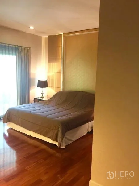 บ้าน ขายในLat Krabang, Bangkok - ห้องนอนรอง พื้นไม้สวย เตียงและโคมไฟข้างเตียง