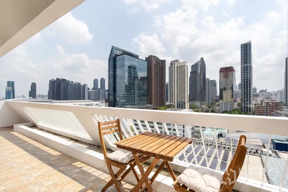 คอนโด for rent in Watthana, Bangkok - ระเบียงขนาดใหญ่พร้อมชุดโต๊ะกาแฟ มองเห็นวิวเมืองกรุงเทพฯ.