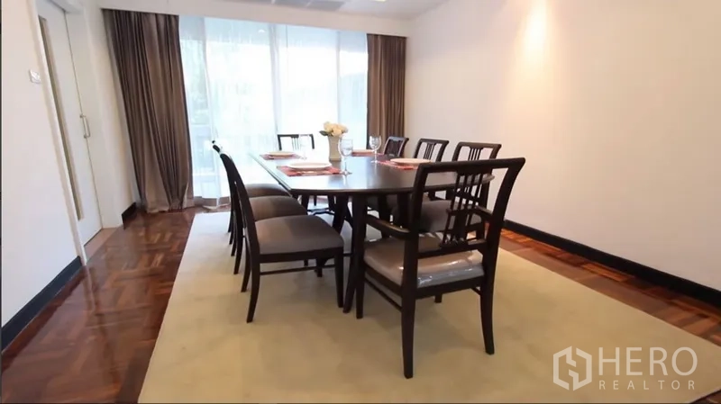 อพาร์ทเมนท์ ให้เช่าในKhlong Toei, Bangkok - ห้องรับประทานอาหารสว่าง โต๊ะ 8 ที่นั่ง พื้นไม้ปาร์เกต์ และหน้าต่างเต็มบาน ในอพาร์ตเมนต์ย่านนานา