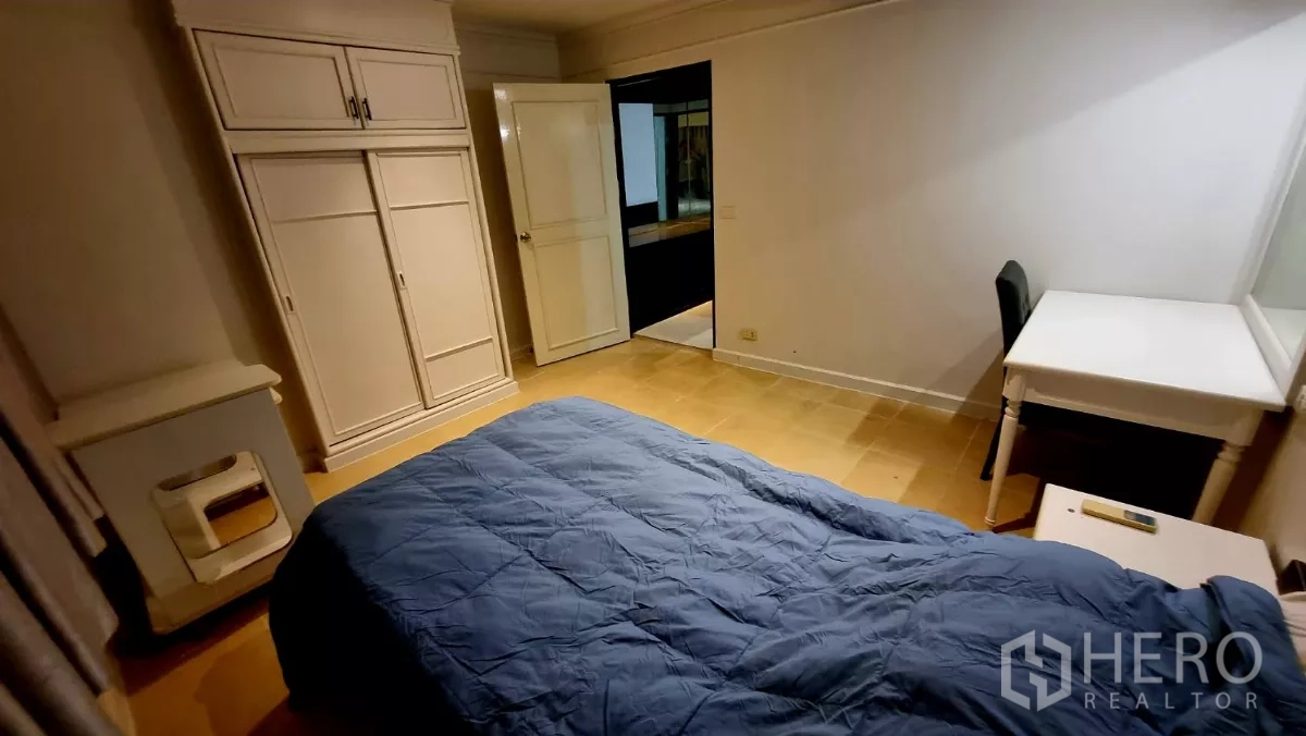 公寓 出租在Watthana, Bangkok - 客卧另一角，衣柜、书桌与瓷砖地面。