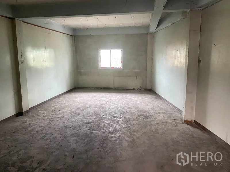 店屋 出租在Yan Nawa, Bangkok - 简洁方形房间，单窗与混凝土地面。