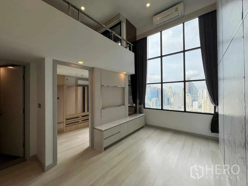 คอนโด ขายในSathon, Bangkok - พื้นที่นั่งเล่นพร้อมชั้นวางทีวีบิวท์อินและหน้าต่างบานใหญ่วิวเมือง