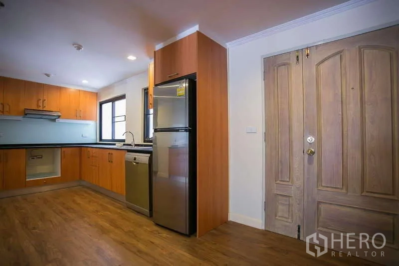 คอนโด ให้เช่าหรือขายในWatthana, Bangkok - โถงทางเข้าพร้อมครัวรูปตัวแอล ตู้ไม้ ตู้เย็นสแตนเลส และเครื่องล้างจาน ที่คอนโด Las Colinas อโศก