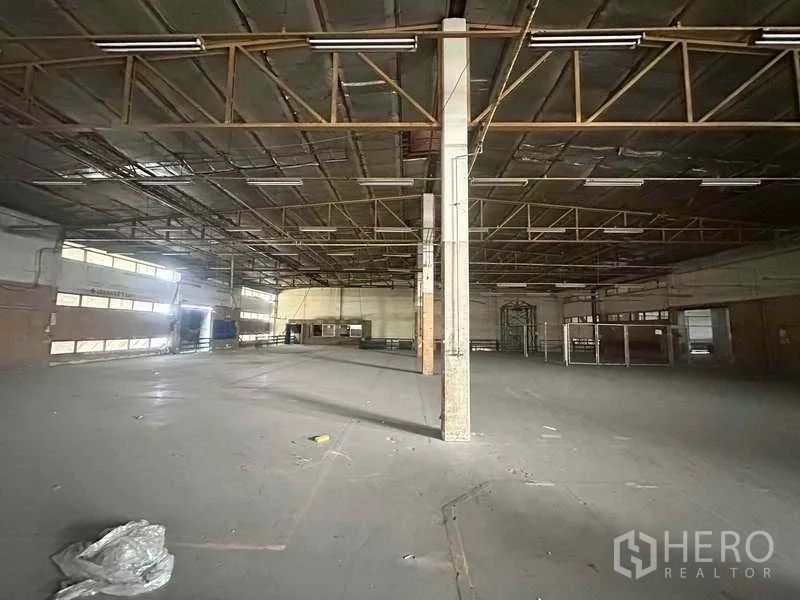 Factory for rent in Khlong Luang, Pathum Thani - Open manufacturing space with metal roof structure and wide floor area