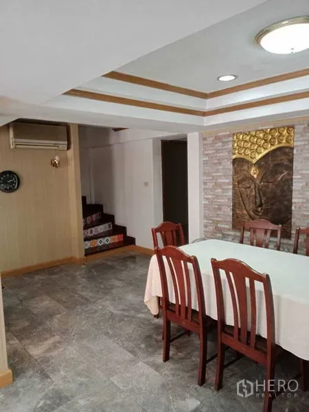 ทาวน์เฮาส์ ให้เช่าในKhlong Toei, Bangkok - พื้นที่รับประทานอาหารโต๊ะหกที่นั่ง ฝ้าหลุม และบันไดในทาวน์เฮาส์