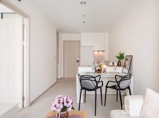 公寓 出售在Khlong Toei, Bangkok - 开放式布局展示吧台、厨房与入户门，通透明亮。