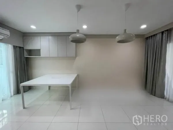 ทาวน์เฮาส์ ขายในSuan Luang, Bangkok - พื้นที่รับประทานอาหาร พื้นกระเบื้องสีขาว หน้าต่างบานใหญ่ และตู้บิวท์อินติดผนัง