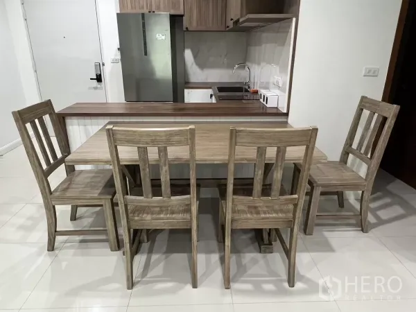 คอนโด ให้เช่าในBang Kapi, Bangkok - โต๊ะทานอาหารไม้ 4 ที่นั่ง ข้างเคาน์เตอร์บาร์