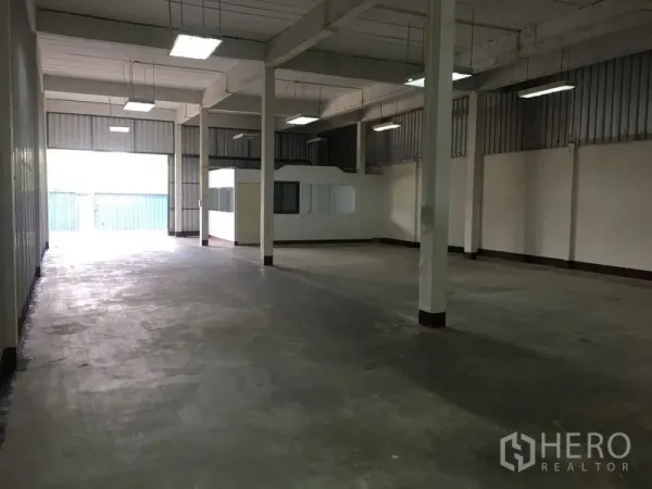 คลังสินค้า ให้เช่าในBueng Kum, Bangkok - พื้นที่โกดังโล่ง เพดานสูง มีเสาค้ำและไฟฟลูออเรสเซนต์