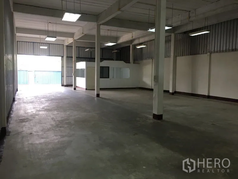 คลังสินค้า ให้เช่าในBueng Kum, Bangkok - พื้นที่โกดังโล่ง เพดานสูง มีเสาค้ำและไฟฟลูออเรสเซนต์