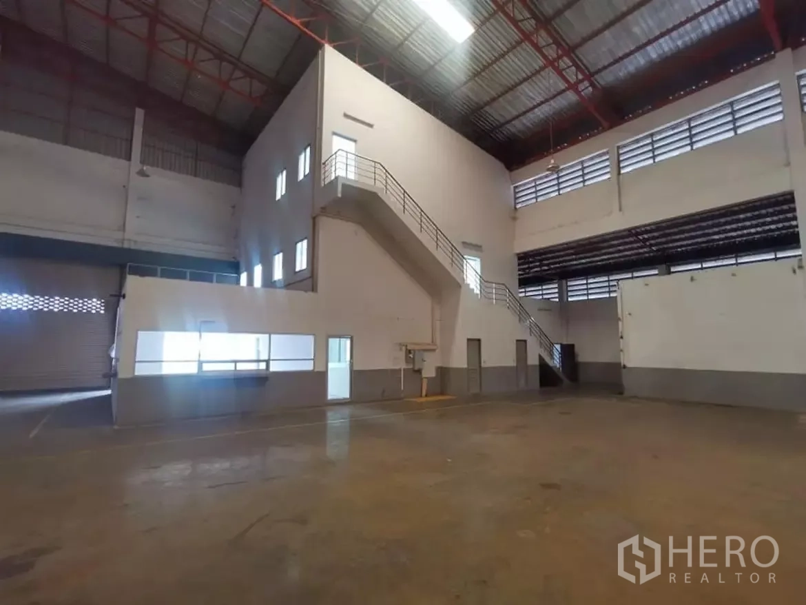 โรงงาน ให้เช่าในKhlong Toei, Bangkok - บันไดขึ้นสู่สำนักงานชั้นลอยภายในอาคารโรงงาน เพดานสูงและมีห้องบริการ