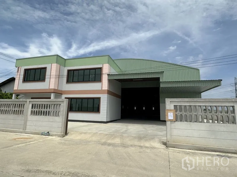 工厂 出租或出售在Sai Noi, Nonthaburi - 暖武里府塞诺伊待售现代工厂，带两层办公室、绿色金属屋顶与宽阔车道及围墙。