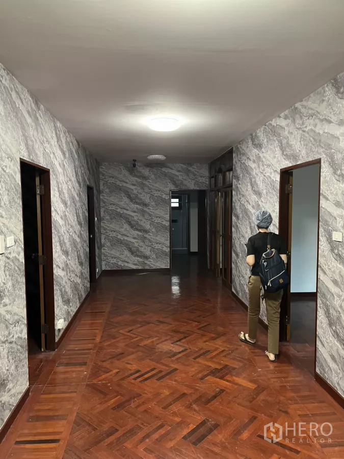 บ้าน ให้เช่าในWatthana, Bangkok - โถงชั้นบนปูพื้นปาร์เกต์ ผนังลวดลายสีเทา เชื่อมต่อไปยังหลายห้อง.