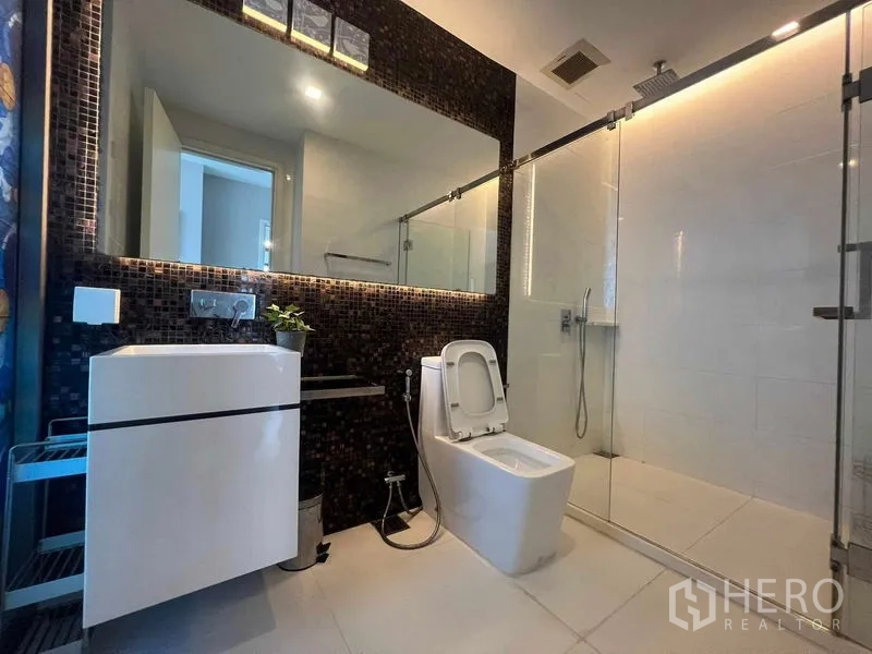 คอนโด ให้เช่าในKhlong Toei, Bangkok - ห้องน้ำโมเดิร์น กระจกบานใหญ่ ฝักบัวกั้นกระจก และผนังกระเบื้องโมเสก