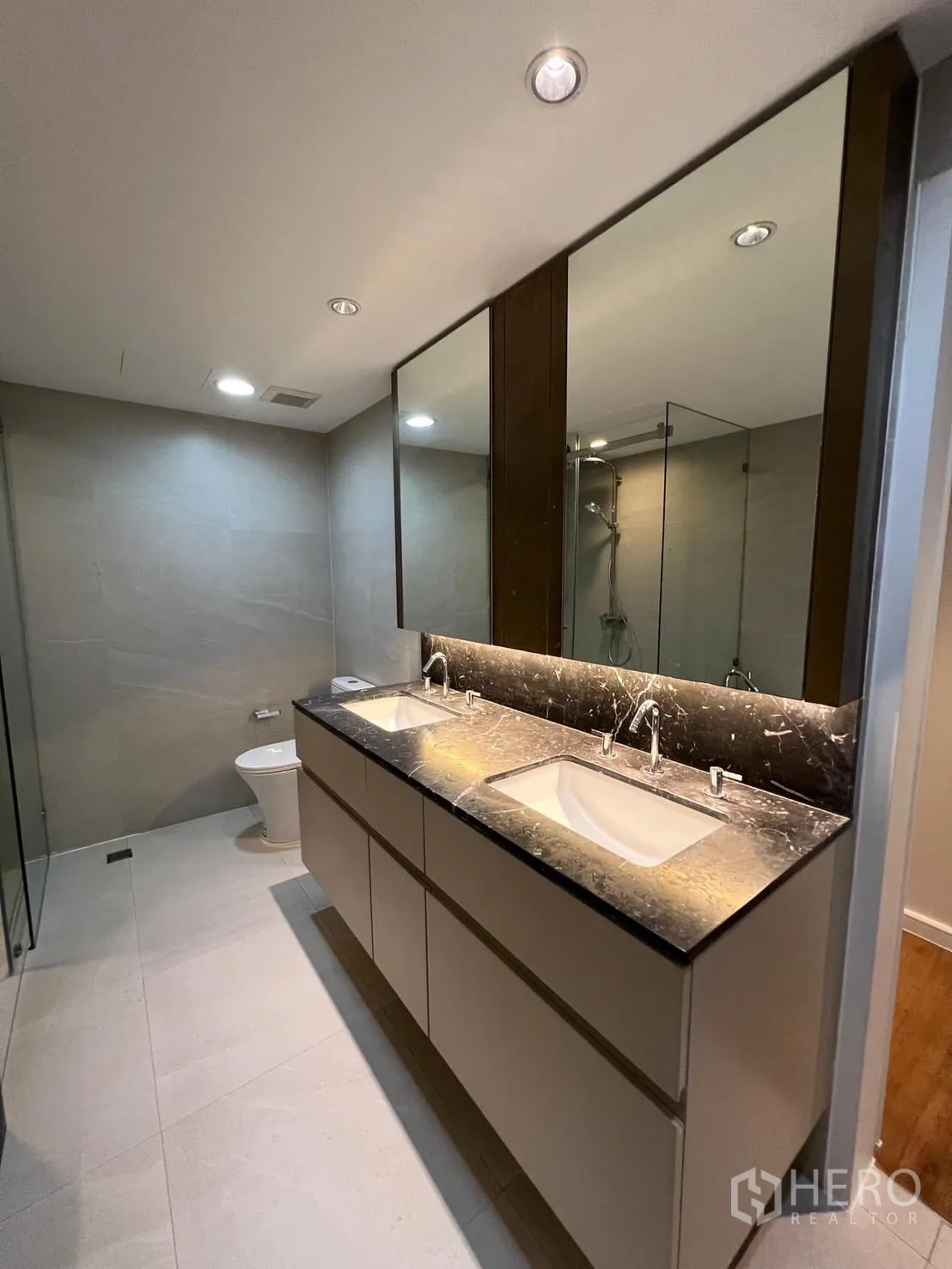 คอนโด ให้เช่าหรือขายในSathon, Bangkok - เคาน์เตอร์ล้างหน้าคู่ท็อปหินอ่อนและกระจกบานใหญ่ในห้องน้ำ