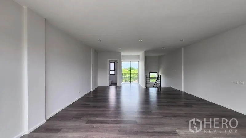 สำนักงานที่บ้าน ให้เช่า - ชั้นทำงานโล่ง เชื่อมต่อระเบียงด้านหลังและทางขึ้นบันได