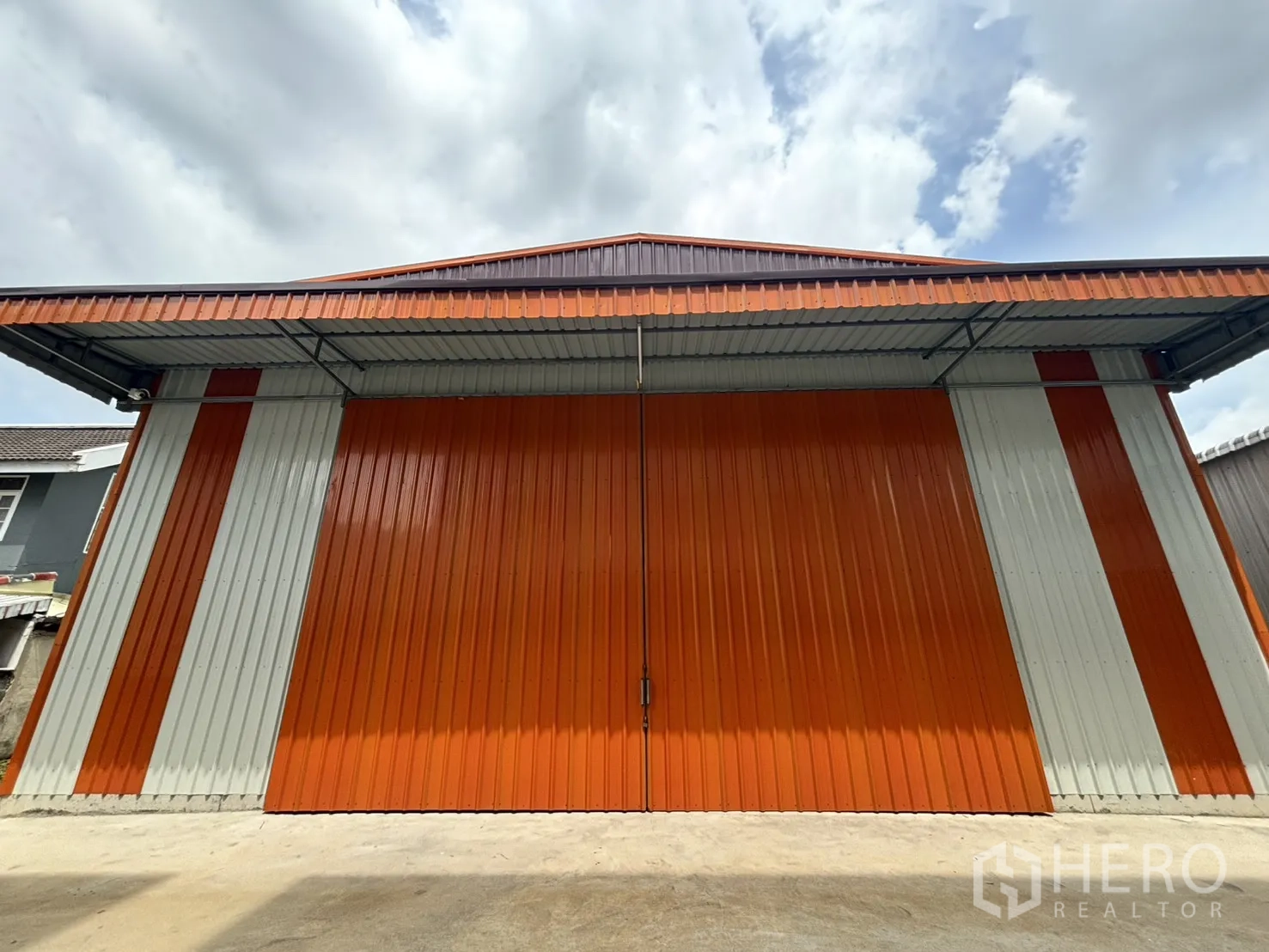 Warehouse for rent in Wang Thonglang, Bangkok - Long paved lane running alongside the warehouse.