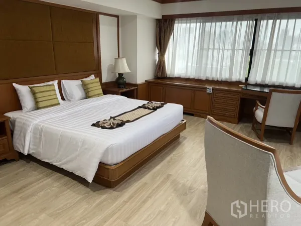 คอนโด ให้เช่าในKhlong Toei, Bangkok - ห้องนอนมาสเตอร์ เตียงคิง โต๊ะทำงาน ผนังหน้าต่างกว้าง และโทนเรียบหรู