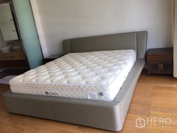 คอนโด ให้เช่าในKhlong Toei, Bangkok - ห้องนอนใหญ่พร้อมเตียงบุนวมและทางเชื่อมเข้าห้องน้ำในตัว