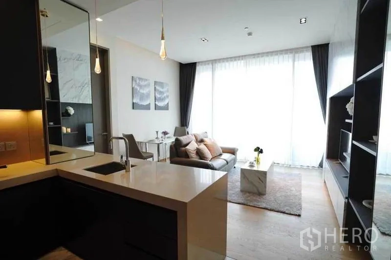 公寓 出租在Bang Rak, Bangkok - 开放式厨房，石材中岛连接客餐区。