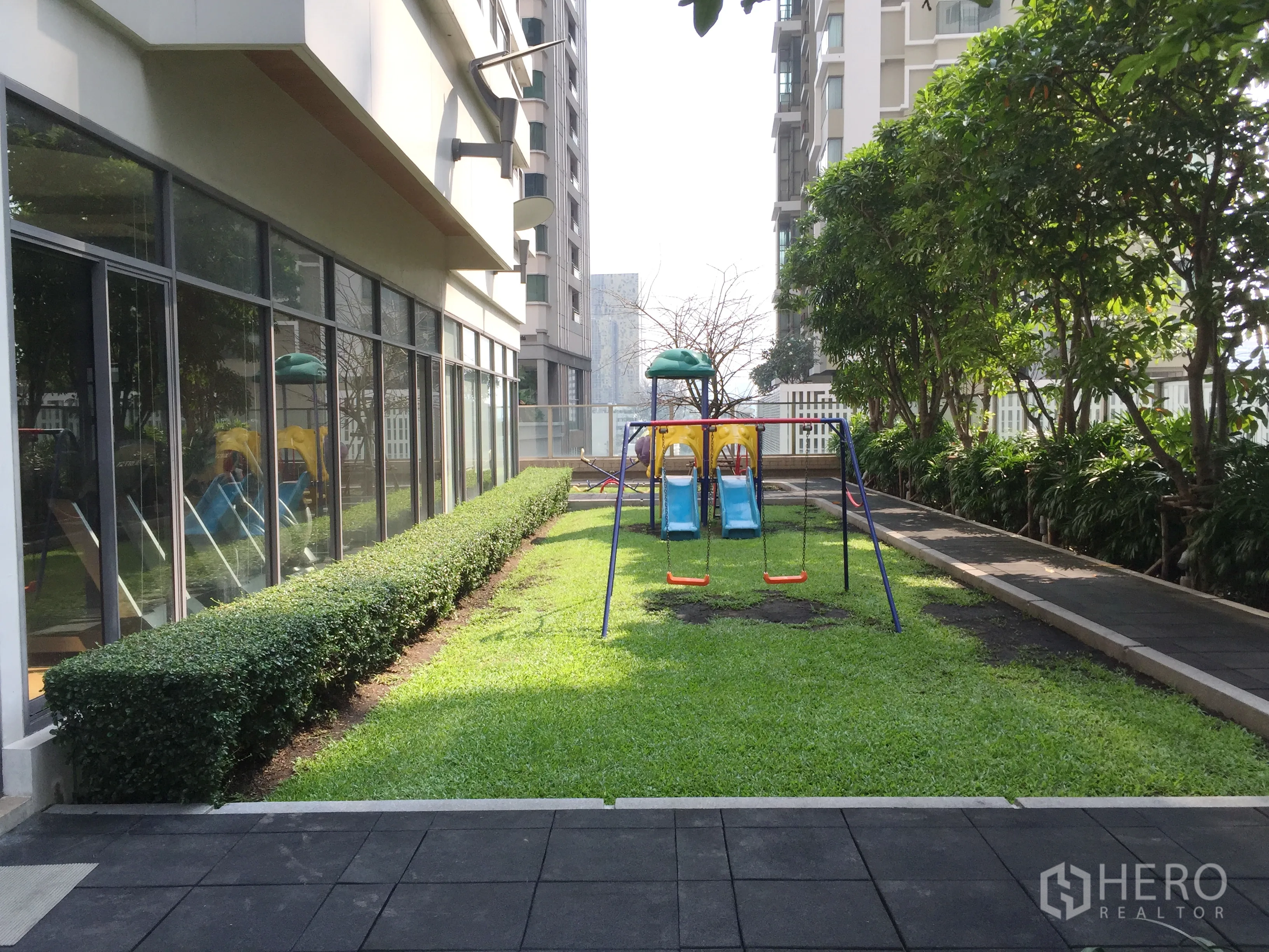 คอนโด ให้เช่าในKhlong Toei, Bangkok - สนามเด็กเล่นพร้อมชิงช้าและสไลเดอร์ในสวนภูมิทัศน์