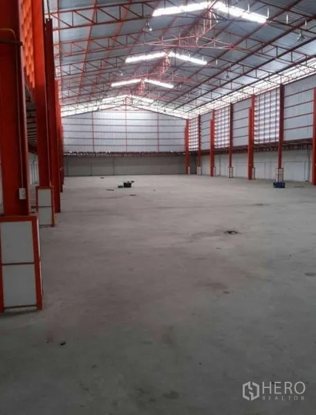 คลังสินค้า ให้เช่าในBang Phli, Samut Prakan - ภายในโกดังโล่ง เสาเหล็กสีส้ม หลังคาเมทัลชีทมีช่องรับแสง พื้นคอนกรีต