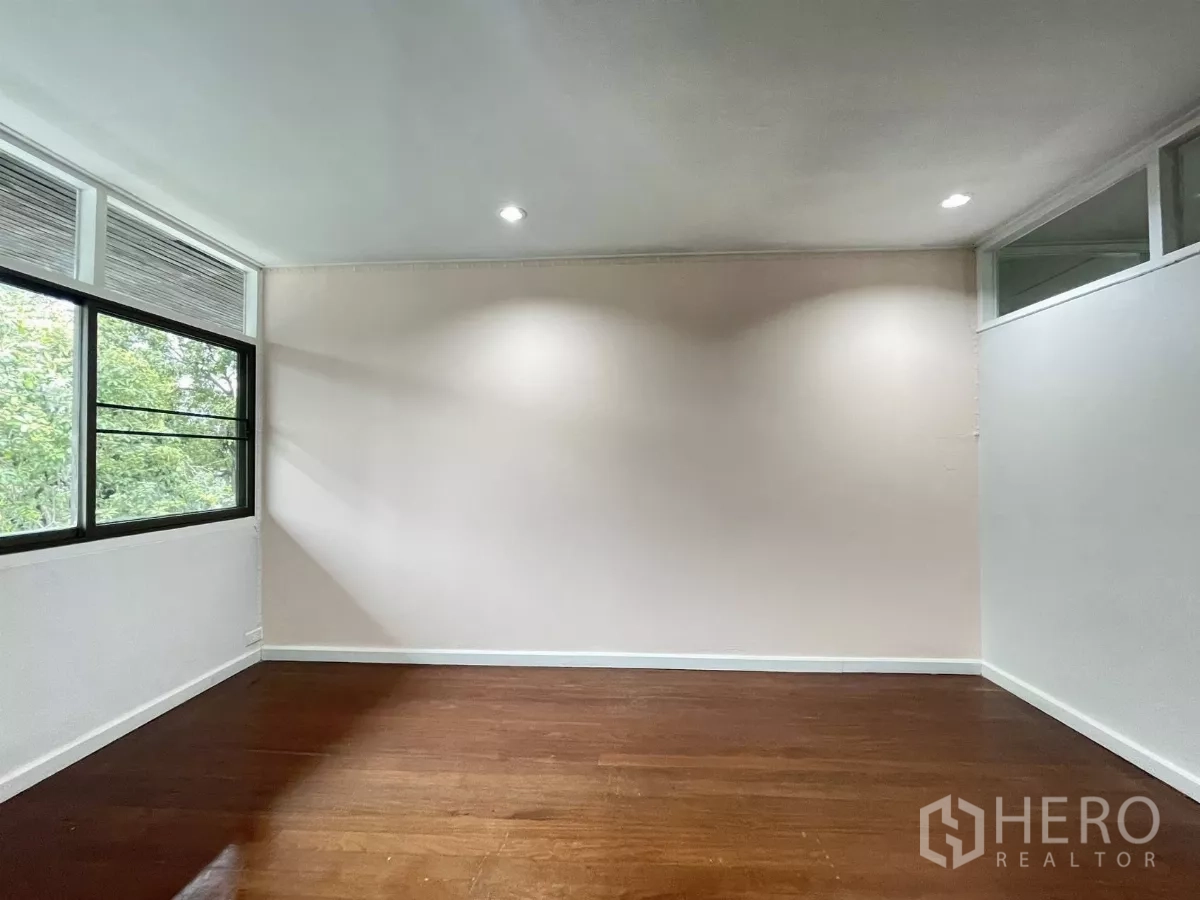 带办公室的家 出租在Din Daeng, Bangkok - 极简卧室，木地板、筒灯与侧窗。