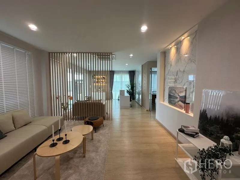 货栈 出售在Pathum Thani - 办公室内的休闲客厅，木质元素与装饰墙。