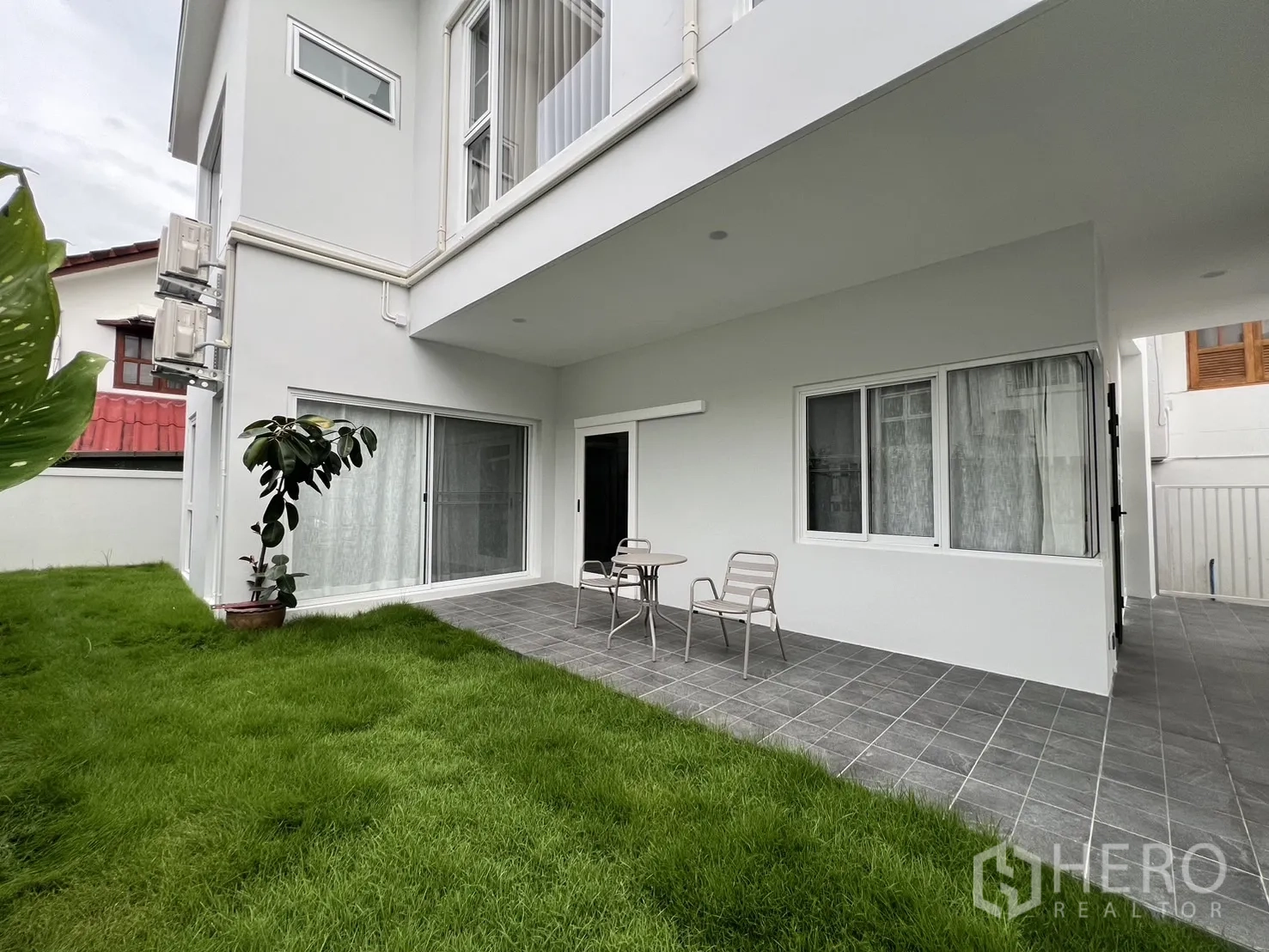 Detached House for rent in Saphan Sung, Bangkok - Corner exterior with multiple windows and mounted air-conditioning units.