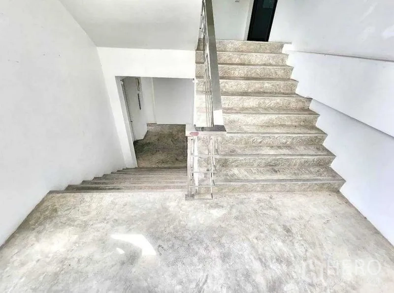 Office Space for rent or sale in Din Daeng, Bangkok - Bright internal staircase with stone treads and stainless-steel handrail.