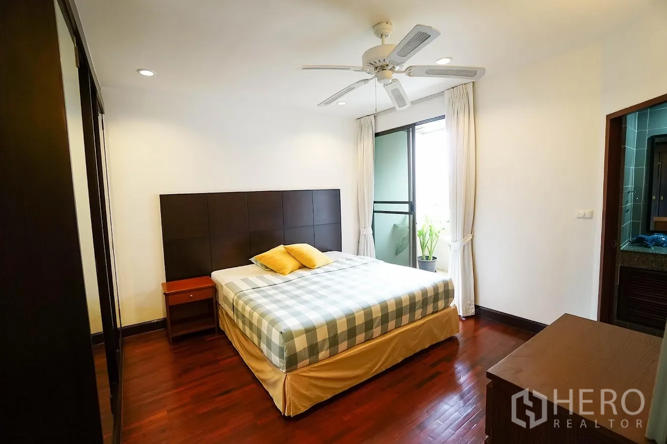 房间 出租在Watthana, Bangkok - 次卧，配床、吊扇与套内卫生间入口。