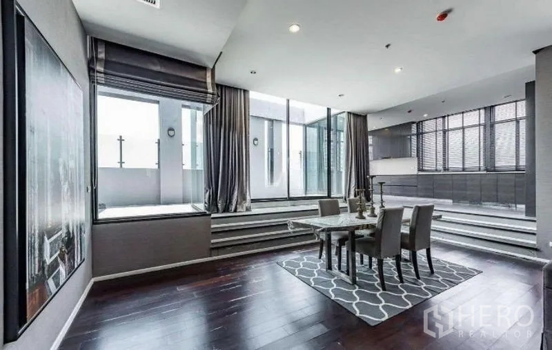 Condominium for rent - Dining zone on a raised platform next to glass walls with terrace access.