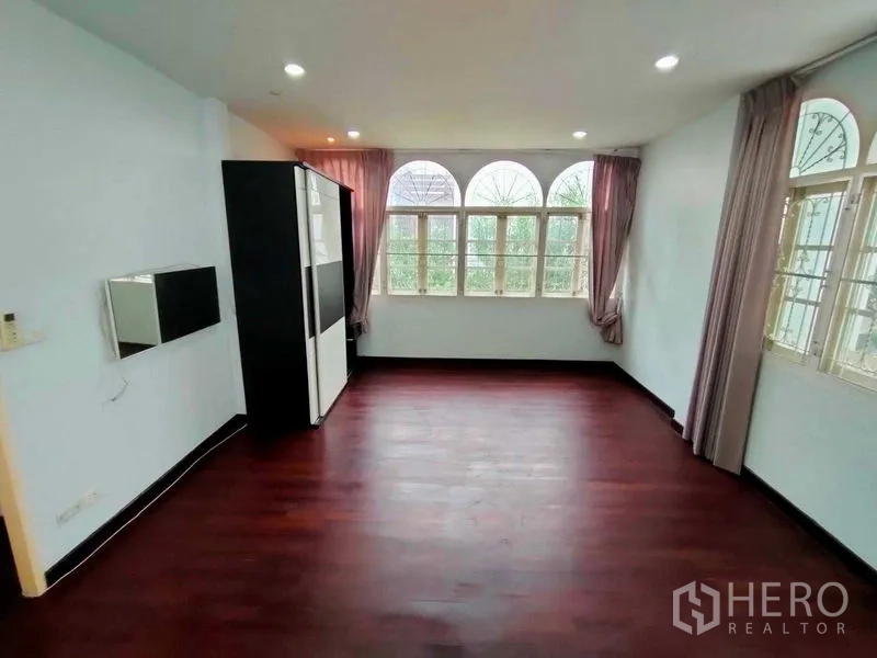 ทาวน์เฮาส์ ให้เช่าในKhlong Toei, Bangkok - ห้องนอนหลัก พื้นไม้ขัดเงา หน้าต่างโค้ง รับแสงธรรมชาติเต็มที่