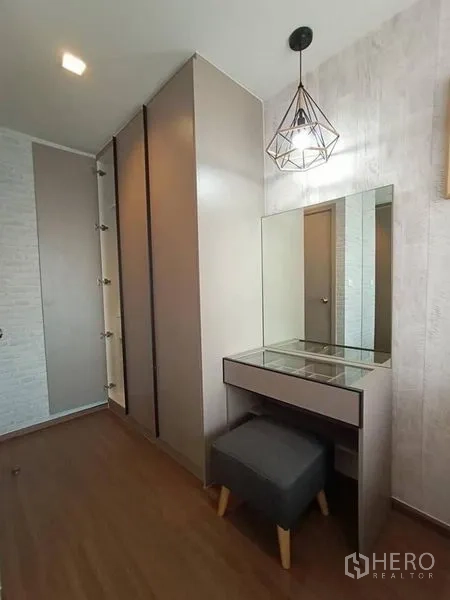 公寓 出租在Phra Khanong, Bangkok - 更衣区，内置衣柜、梳妆台与吊灯，木地板。